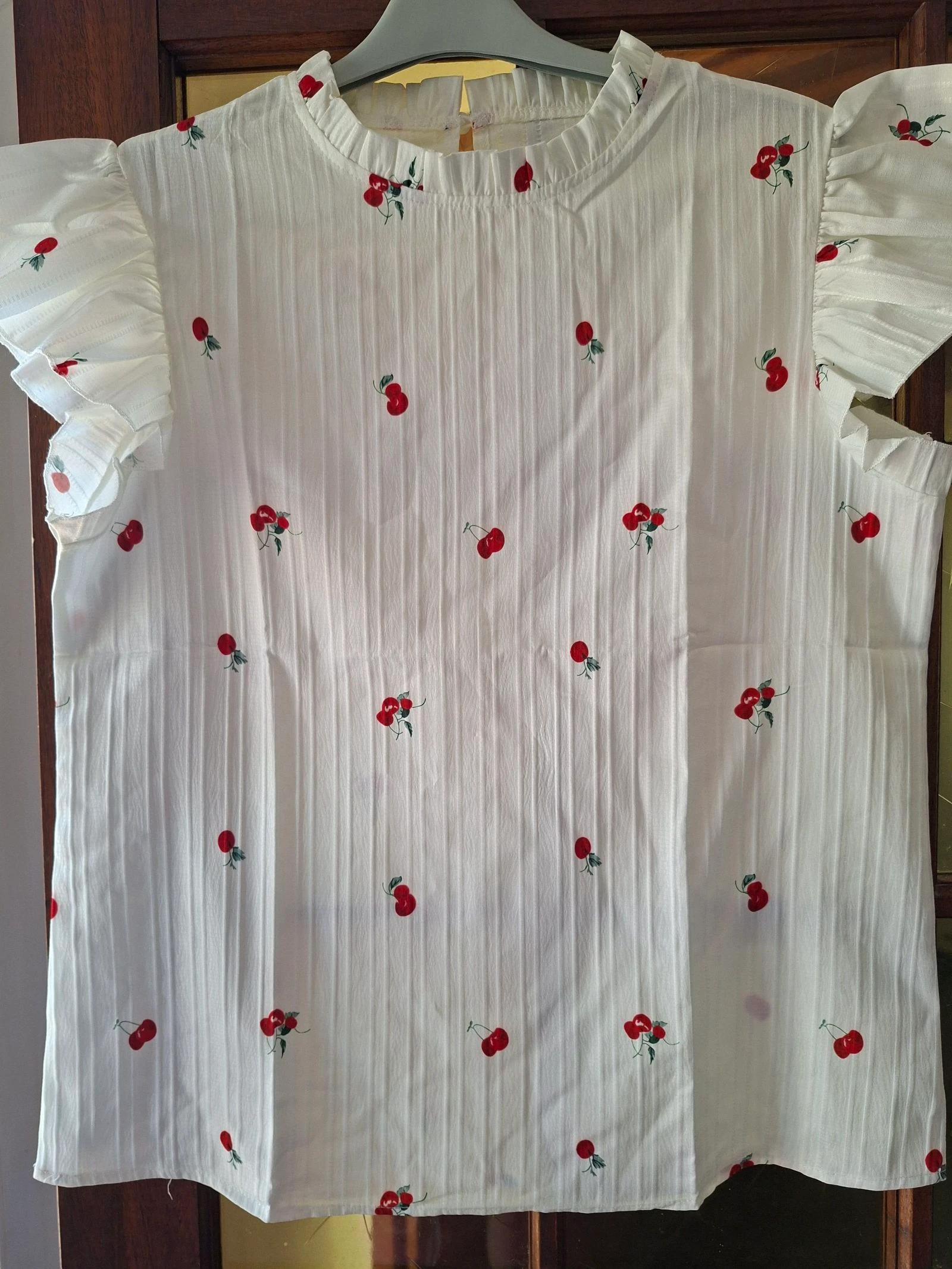 Jolie blouse blanche légère avec imprimé petites cerises rouges